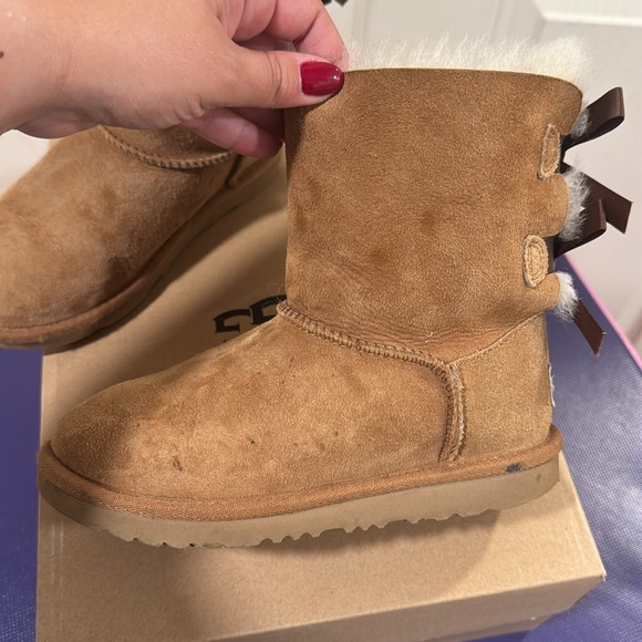 Girls Bailey Bow Uggs - Picture 5 of 7